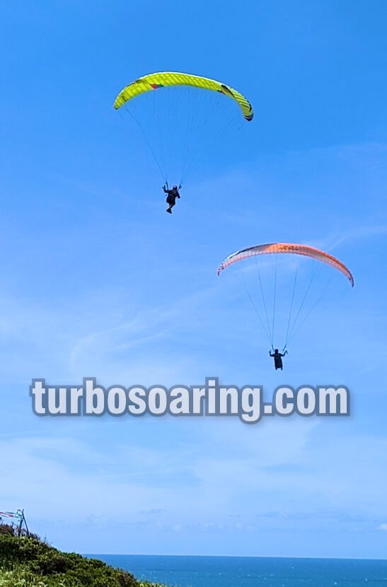 Yoti_15_1_WM Miniwing chasing Fujin 22 - coast soaring glider
